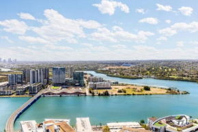 Waterfront 3-Bedroom Apartment in Rhodes, Sydney